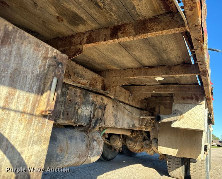 image for item MV9217 2005 Freightliner  Business Class M2 flatbed truck