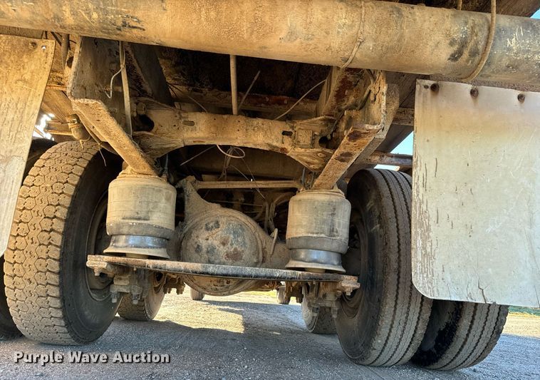 image for item MV9217 2005 Freightliner  Business Class M2 flatbed truck