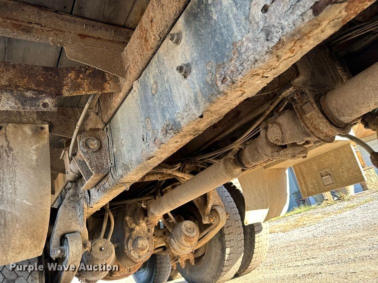 image for item MV9217 2005 Freightliner  Business Class M2 flatbed truck