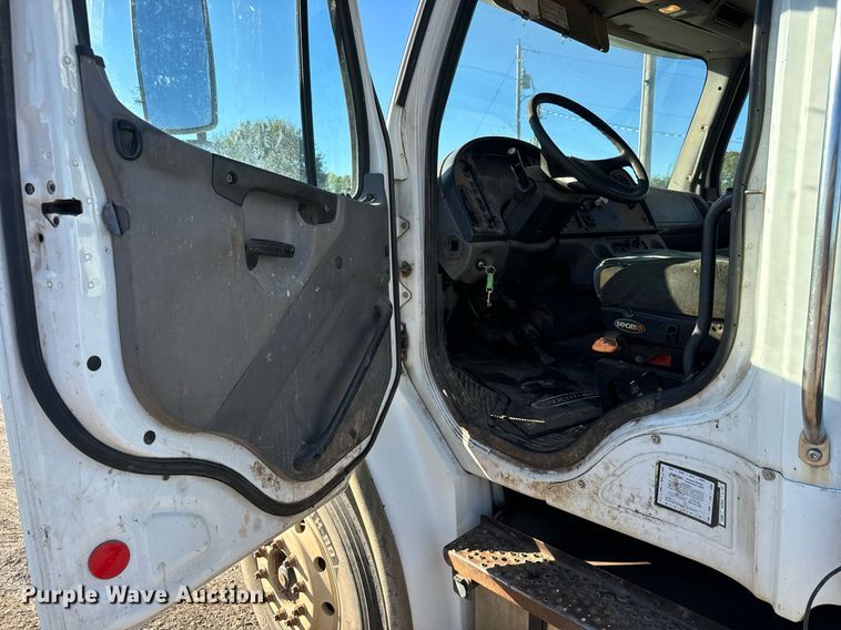 image for item MV9217 2005 Freightliner  Business Class M2 flatbed truck