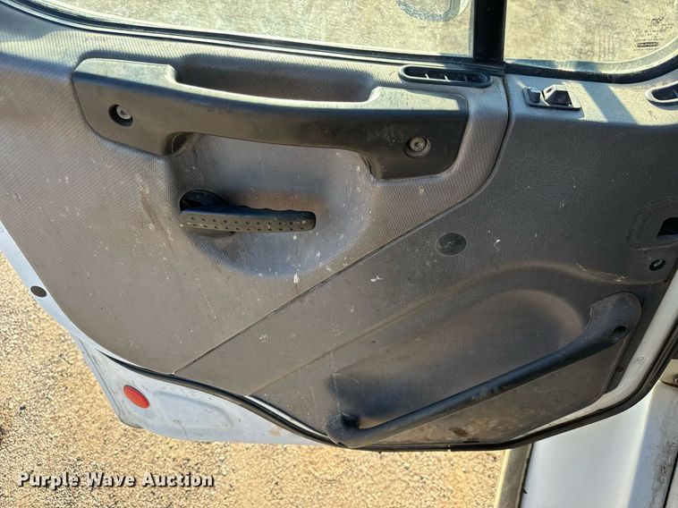 image for item MV9217 2005 Freightliner  Business Class M2 flatbed truck