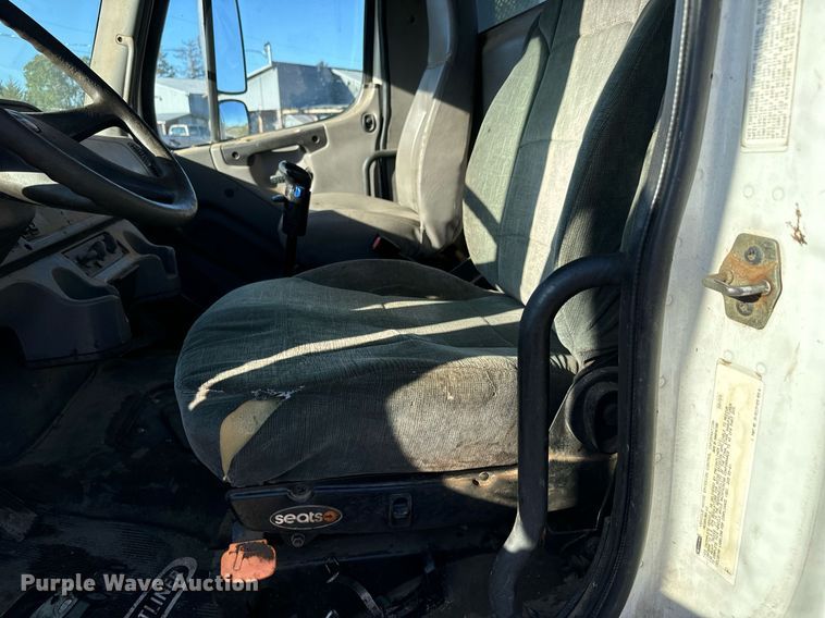 image for item MV9217 2005 Freightliner  Business Class M2 flatbed truck