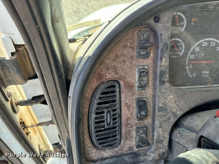 image for item MV9217 2005 Freightliner  Business Class M2 flatbed truck