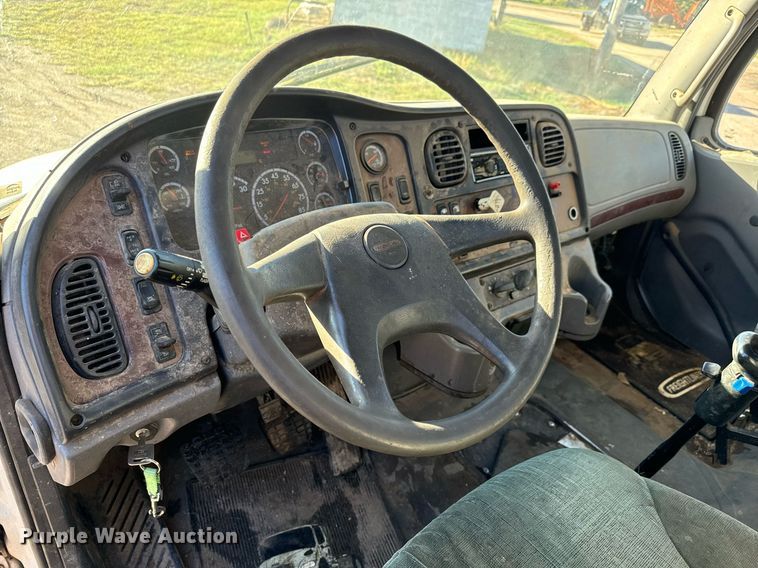 image for item MV9217 2005 Freightliner  Business Class M2 flatbed truck