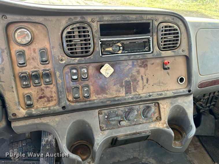 image for item MV9217 2005 Freightliner  Business Class M2 flatbed truck