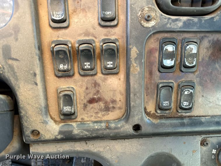 image for item MV9217 2005 Freightliner  Business Class M2 flatbed truck