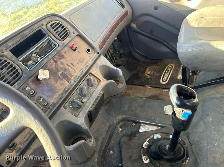 image for item MV9217 2005 Freightliner  Business Class M2 flatbed truck