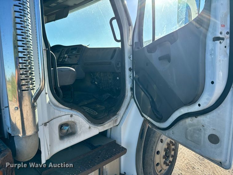 image for item MV9217 2005 Freightliner  Business Class M2 flatbed truck