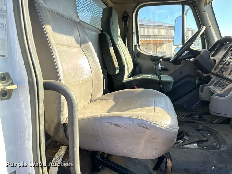 image for item MV9217 2005 Freightliner  Business Class M2 flatbed truck