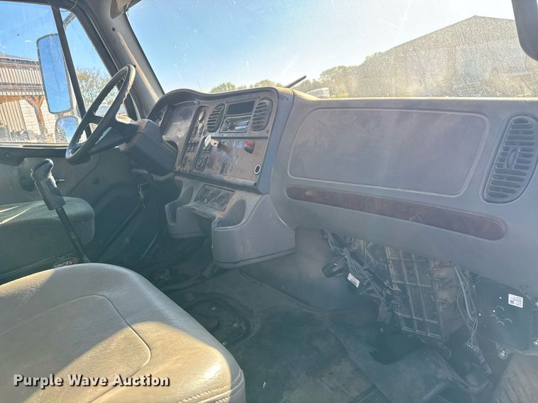 image for item MV9217 2005 Freightliner  Business Class M2 flatbed truck