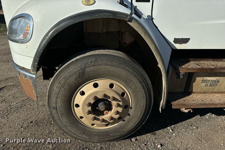 image for item MV9217 2005 Freightliner  Business Class M2 flatbed truck