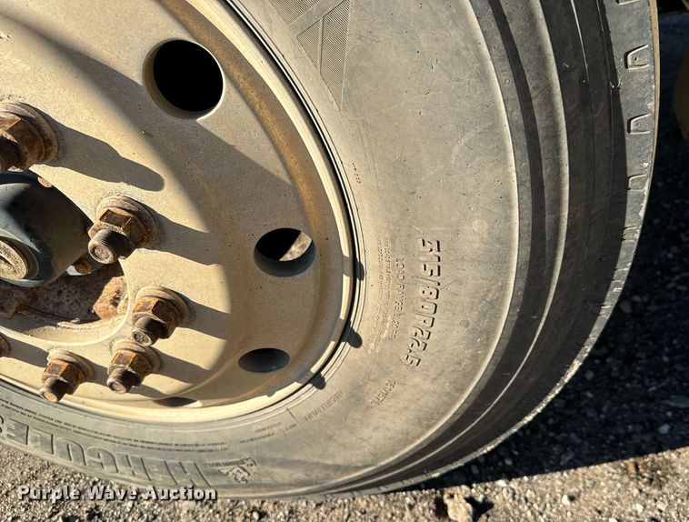 image for item MV9217 2005 Freightliner  Business Class M2 flatbed truck