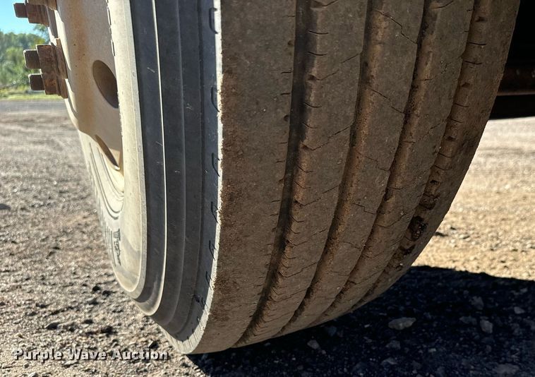 image for item MV9217 2005 Freightliner  Business Class M2 flatbed truck