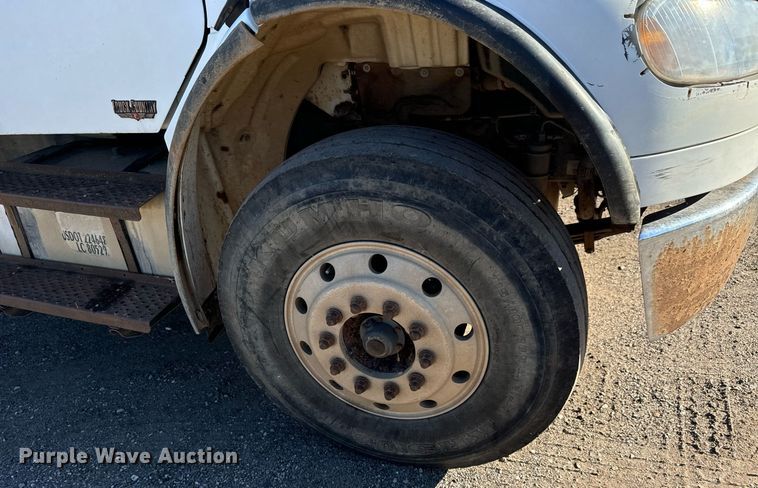 image for item MV9217 2005 Freightliner  Business Class M2 flatbed truck