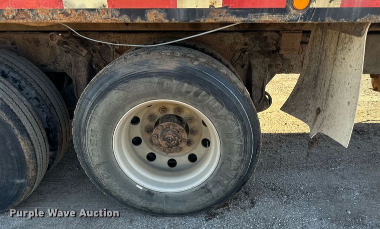 image for item MV9217 2005 Freightliner  Business Class M2 flatbed truck