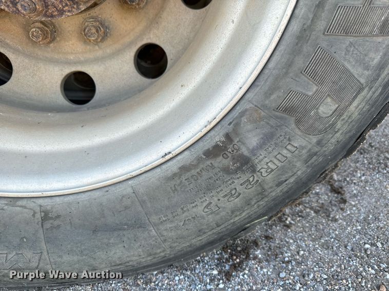 image for item MV9217 2005 Freightliner  Business Class M2 flatbed truck