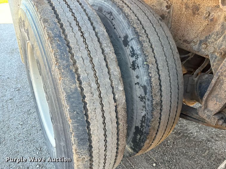 image for item MV9217 2005 Freightliner  Business Class M2 flatbed truck