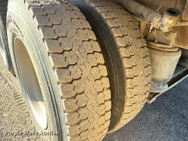 image for item MV9217 2005 Freightliner  Business Class M2 flatbed truck