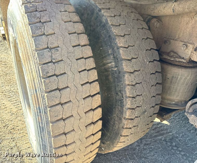 image for item MV9217 2005 Freightliner  Business Class M2 flatbed truck