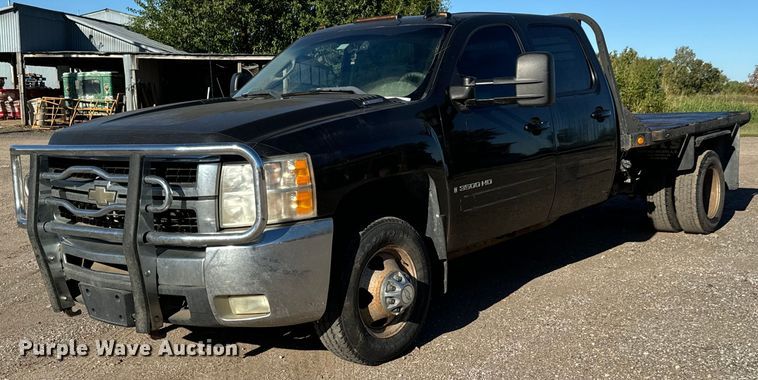 image for item MV9218 2008 Chevrolet  Silverado 3500HD Crew Cab flatbed pickup truck