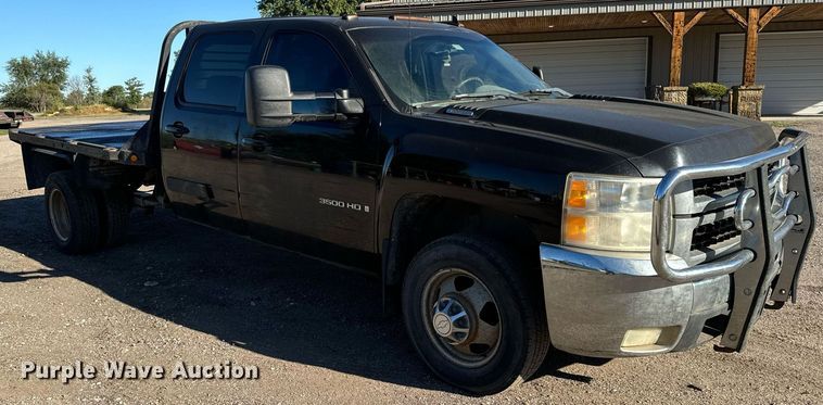 image for item MV9218 2008 Chevrolet  Silverado 3500HD Crew Cab flatbed pickup truck
