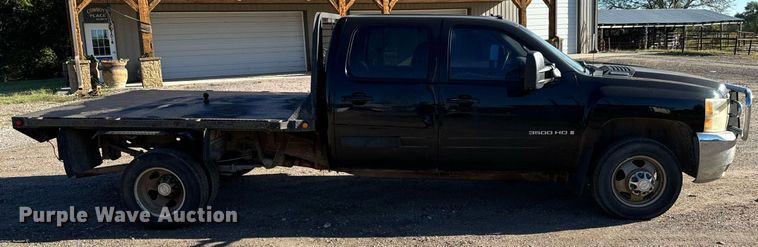 image for item MV9218 2008 Chevrolet  Silverado 3500HD Crew Cab flatbed pickup truck
