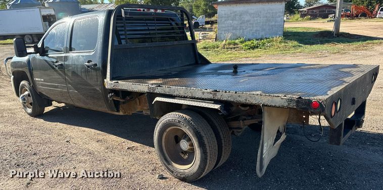 image for item MV9218 2008 Chevrolet  Silverado 3500HD Crew Cab flatbed pickup truck