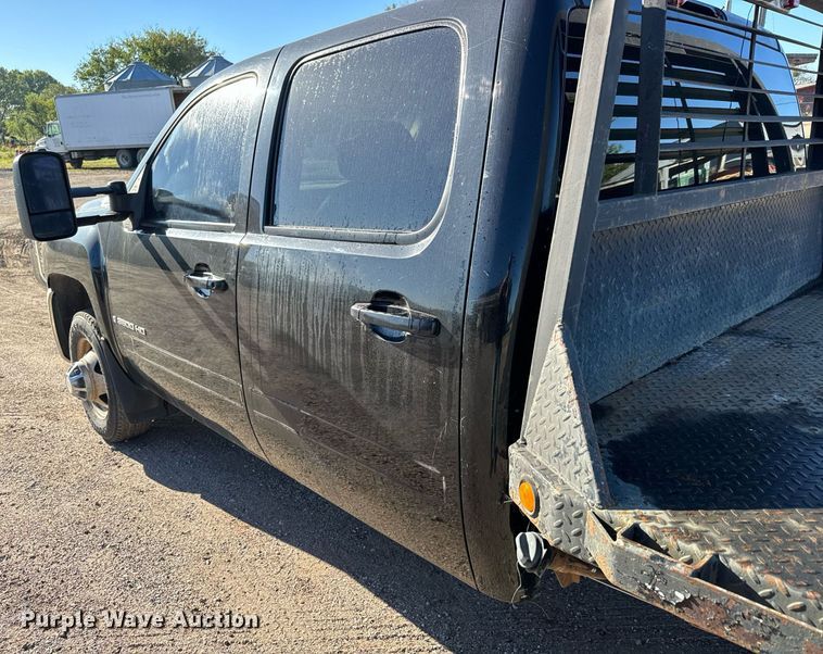 image for item MV9218 2008 Chevrolet  Silverado 3500HD Crew Cab flatbed pickup truck