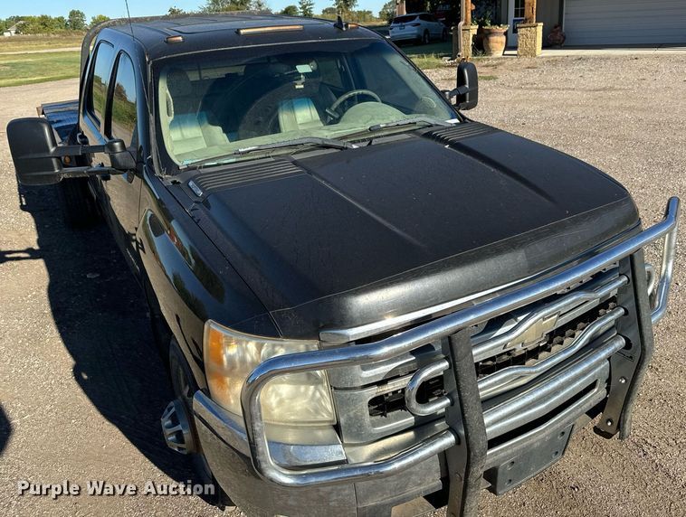 image for item MV9218 2008 Chevrolet  Silverado 3500HD Crew Cab flatbed pickup truck