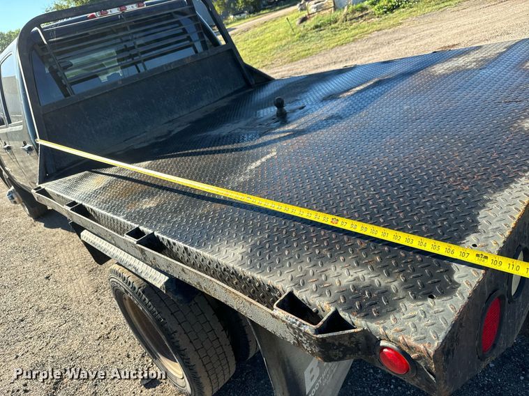 image for item MV9218 2008 Chevrolet  Silverado 3500HD Crew Cab flatbed pickup truck