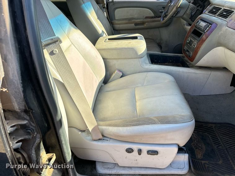 image for item MV9218 2008 Chevrolet  Silverado 3500HD Crew Cab flatbed pickup truck