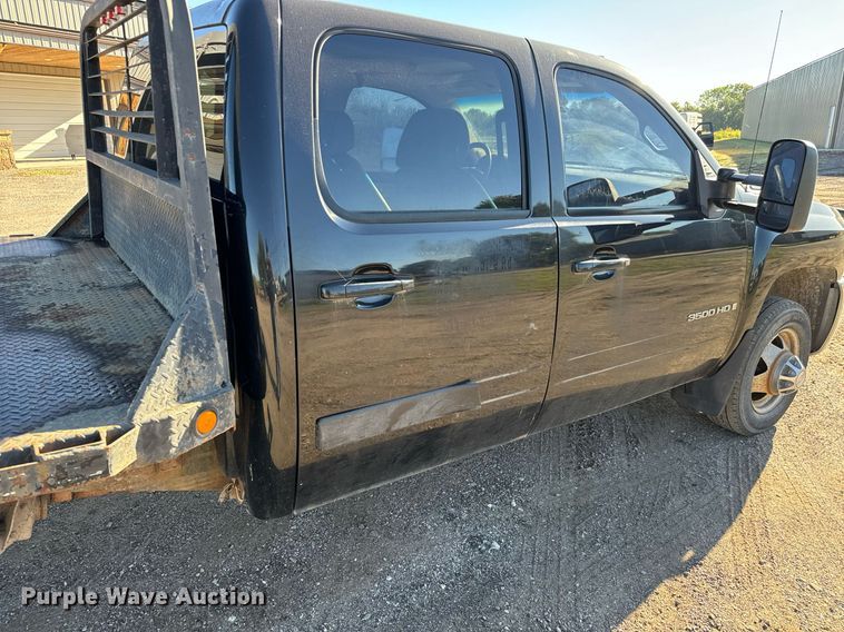 image for item MV9218 2008 Chevrolet  Silverado 3500HD Crew Cab flatbed pickup truck