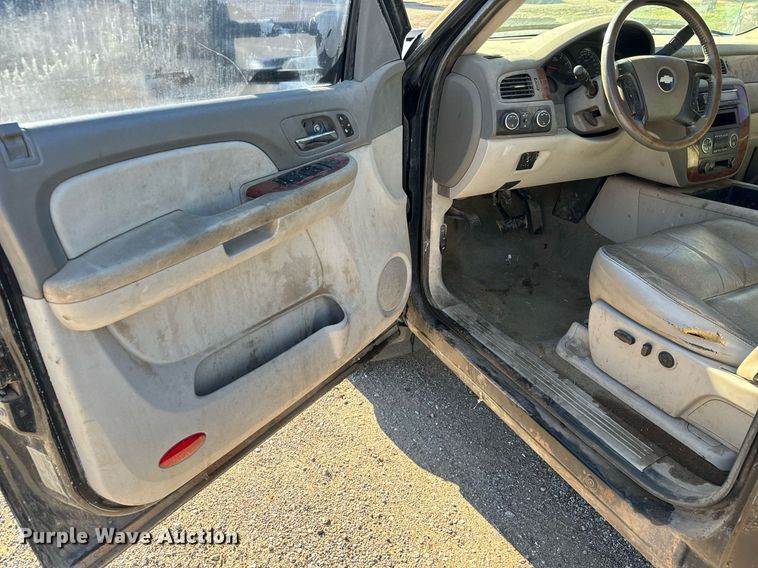 image for item MV9218 2008 Chevrolet  Silverado 3500HD Crew Cab flatbed pickup truck