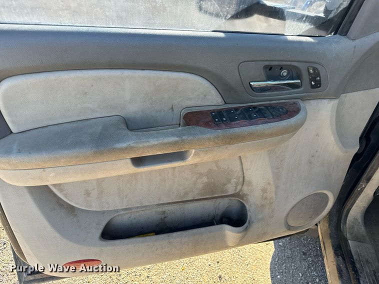 image for item MV9218 2008 Chevrolet  Silverado 3500HD Crew Cab flatbed pickup truck