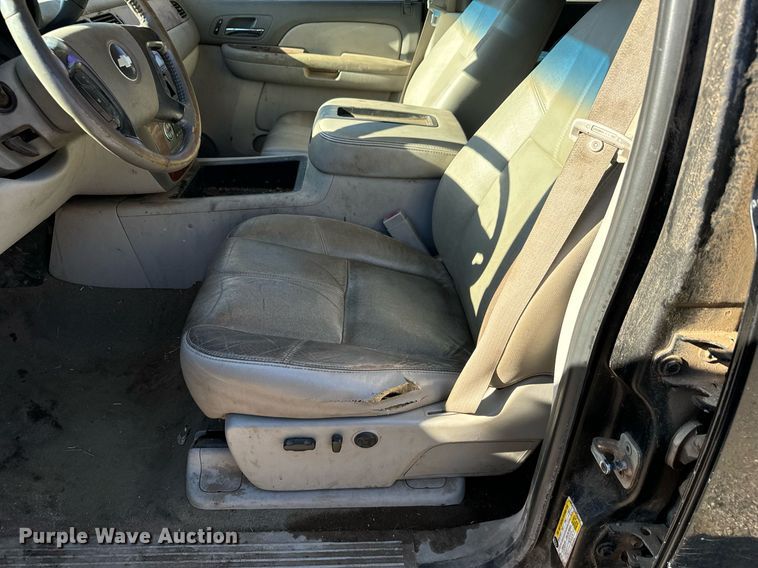 image for item MV9218 2008 Chevrolet  Silverado 3500HD Crew Cab flatbed pickup truck