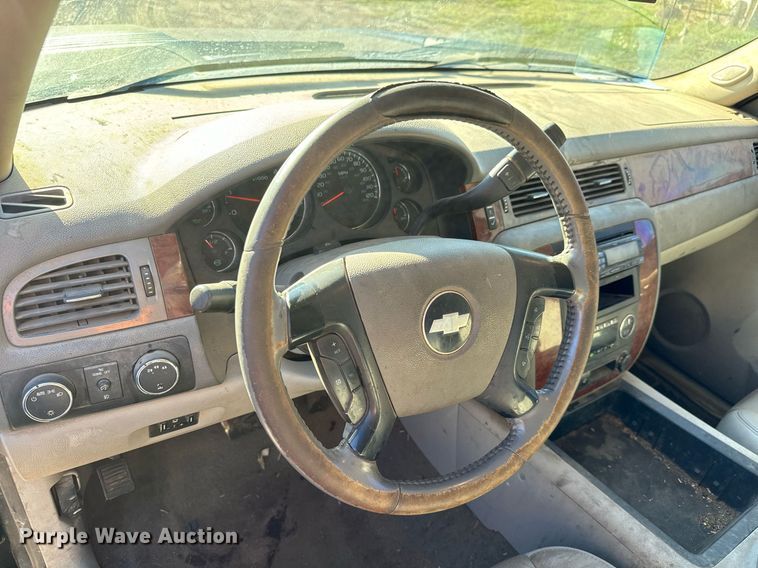 image for item MV9218 2008 Chevrolet  Silverado 3500HD Crew Cab flatbed pickup truck