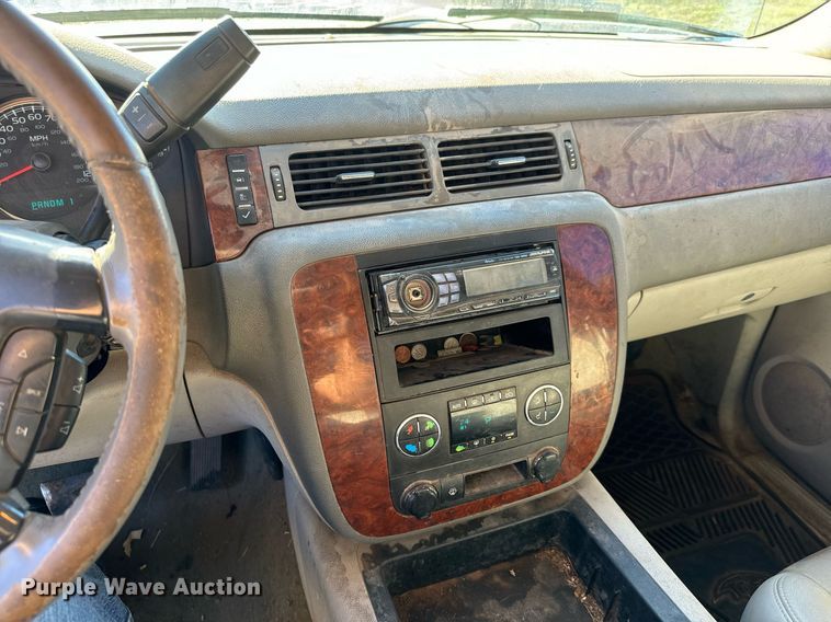 image for item MV9218 2008 Chevrolet  Silverado 3500HD Crew Cab flatbed pickup truck