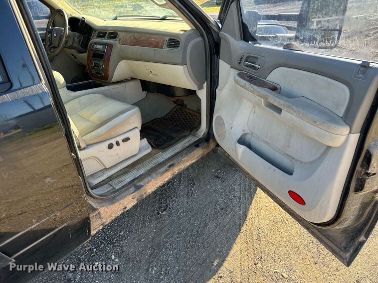 image for item MV9218 2008 Chevrolet  Silverado 3500HD Crew Cab flatbed pickup truck