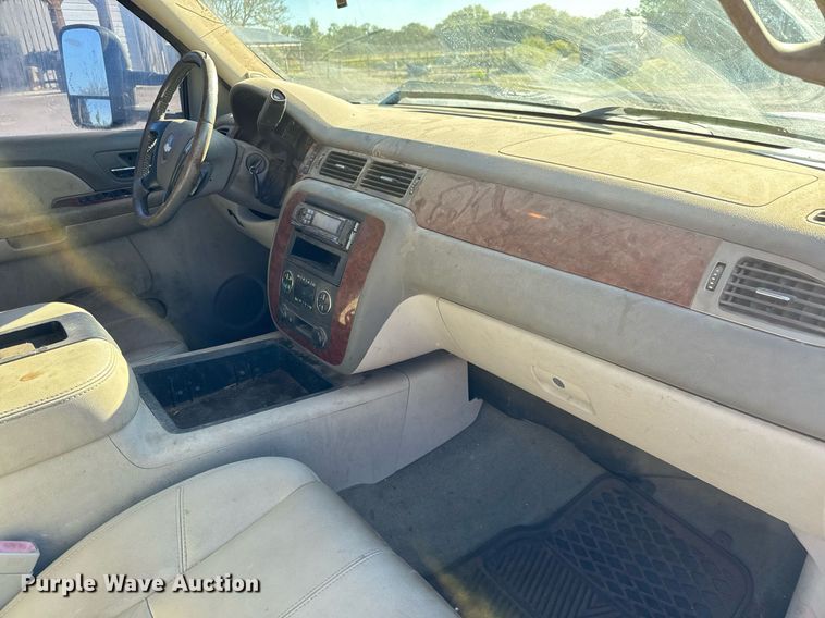 image for item MV9218 2008 Chevrolet  Silverado 3500HD Crew Cab flatbed pickup truck