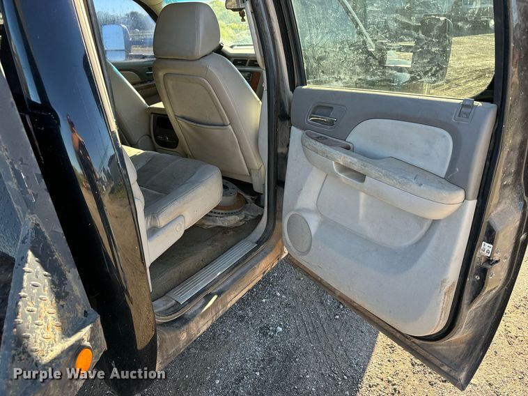 image for item MV9218 2008 Chevrolet  Silverado 3500HD Crew Cab flatbed pickup truck