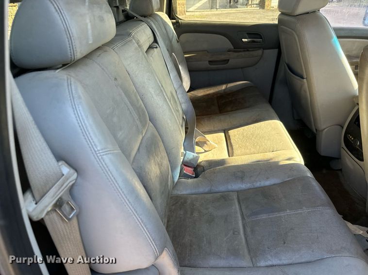 image for item MV9218 2008 Chevrolet  Silverado 3500HD Crew Cab flatbed pickup truck