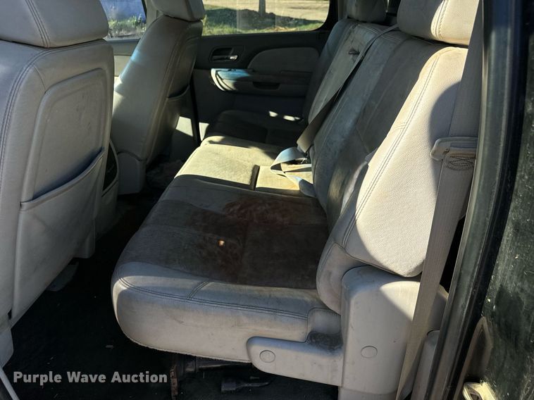 image for item MV9218 2008 Chevrolet  Silverado 3500HD Crew Cab flatbed pickup truck