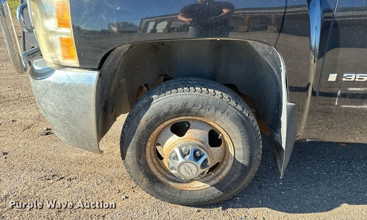 image for item MV9218 2008 Chevrolet  Silverado 3500HD Crew Cab flatbed pickup truck