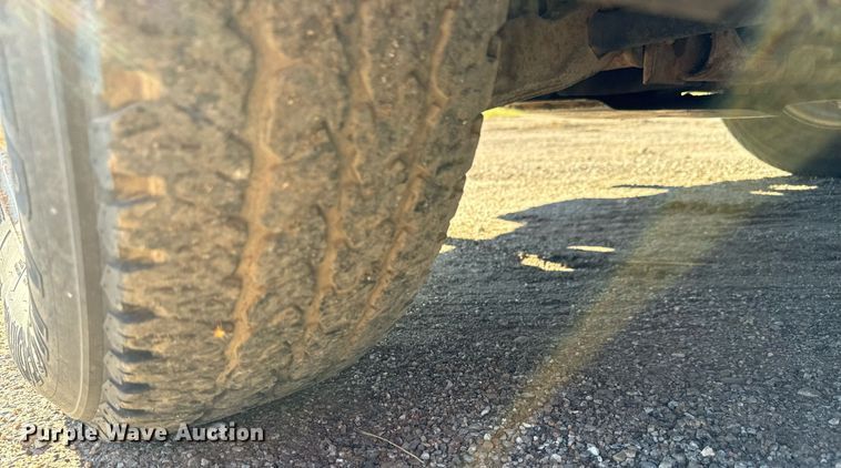 image for item MV9218 2008 Chevrolet  Silverado 3500HD Crew Cab flatbed pickup truck