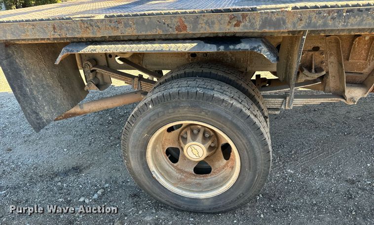 image for item MV9218 2008 Chevrolet  Silverado 3500HD Crew Cab flatbed pickup truck