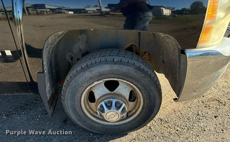 image for item MV9218 2008 Chevrolet  Silverado 3500HD Crew Cab flatbed pickup truck