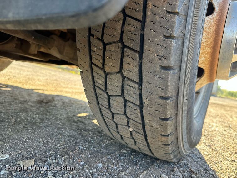 image for item MV9218 2008 Chevrolet  Silverado 3500HD Crew Cab flatbed pickup truck