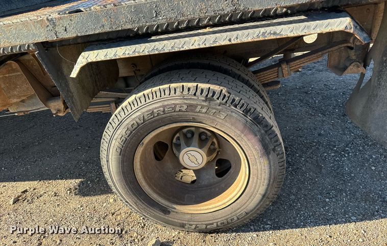 image for item MV9218 2008 Chevrolet  Silverado 3500HD Crew Cab flatbed pickup truck