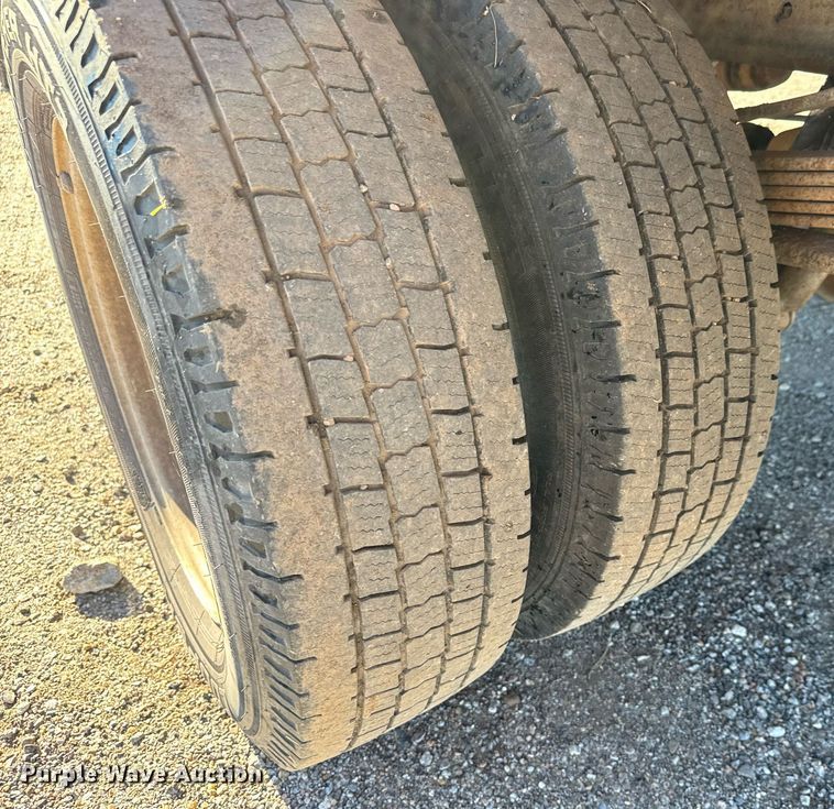 image for item MV9218 2008 Chevrolet  Silverado 3500HD Crew Cab flatbed pickup truck