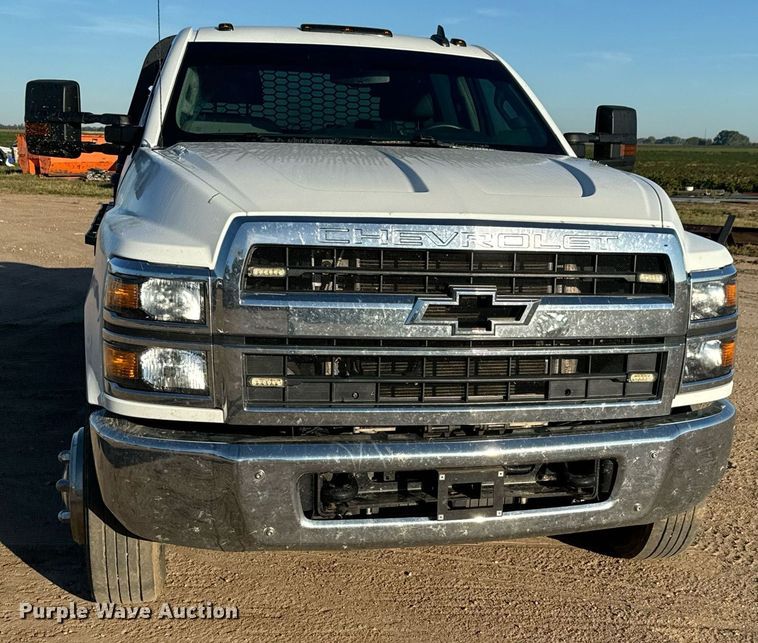 image for item MV9230 2020 Chevrolet  Silverado 5500HD Crew Cab flatbed truck